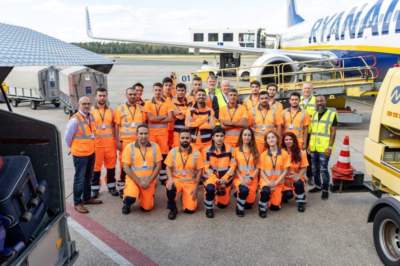 The new colleagues from Turkey (Photo: Daniel Karmann / Nuremberg Airport).