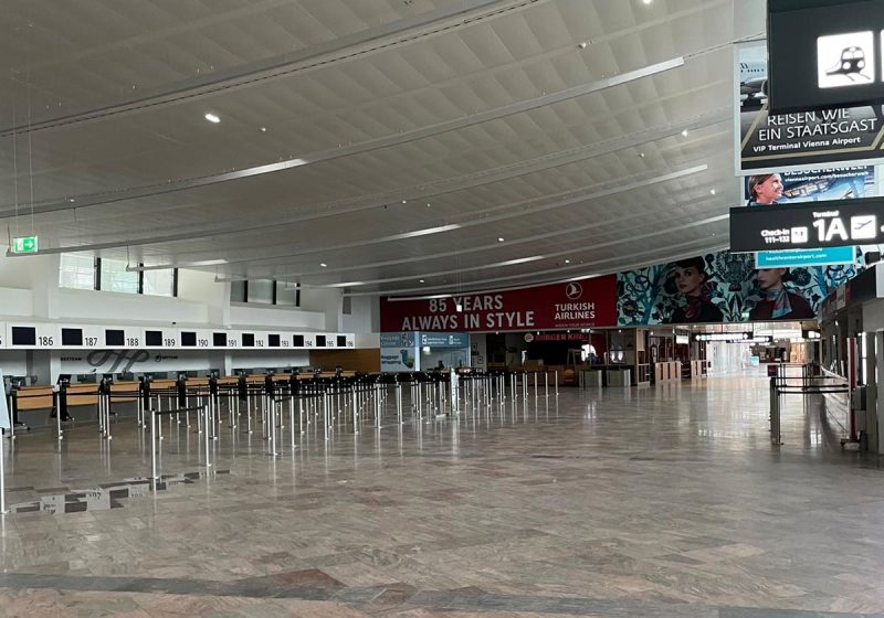 Verwaiste Check-in Halle im Terminal 1 in Wien (Foto: Christian Ambros).