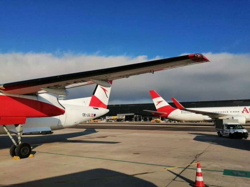 DHC Dash 8-400 und Boeing 767 am Flughafen Wien (Foto: Robert Spohr).