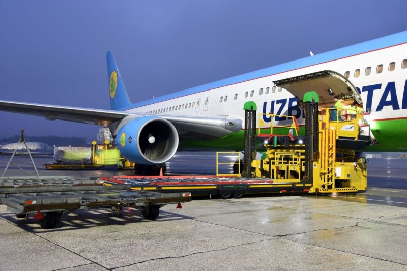 Uzbekistan Airlines in Salzburg (Foto: Salzburg Airport Presse).