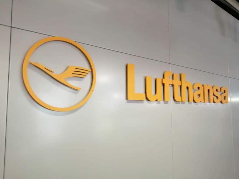 Lufthansa-Schriftzug am Flughafen Frankfurt am Main (Foto: Jan Gruber).