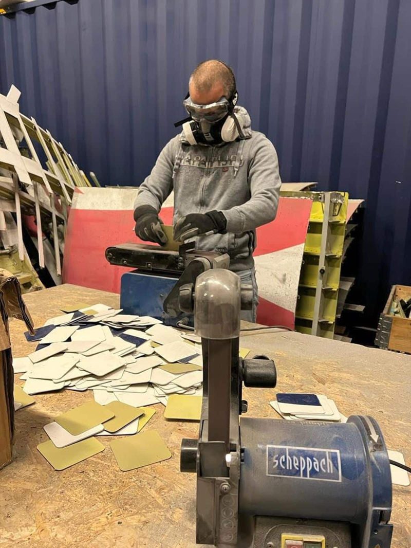 Ralph, captain of the A320 traveling all over Europe during the day, dismantling aircraft at night with heavy respiratory protection and a power cutter. (Photo: Aircrafttag).