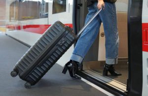 Low-level boarding of the ICE-L (Photo: Oliver Lang/Deutsche Bahn).