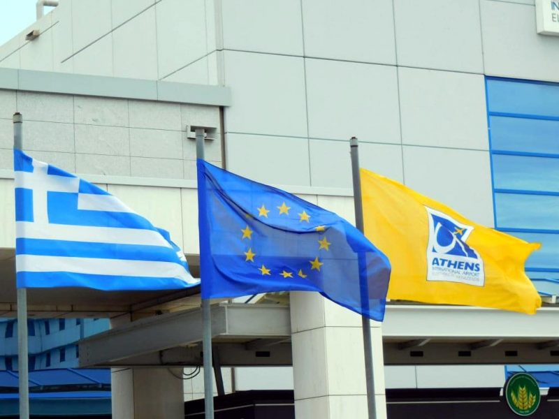 Flaggen vor dem Flughafen Athen (Foto: Jan Gruber).
