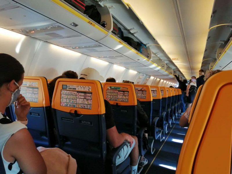 Cabin of a Boeing 737-800 from Ryanair (Photo: Jan Gruber).