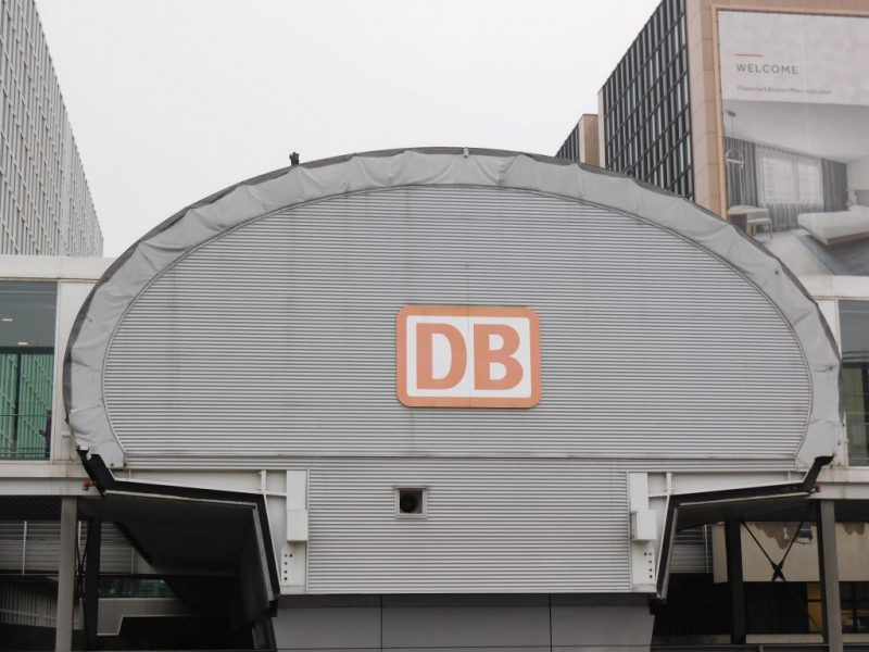 Logo der Deutschen Bahn am Flughafen Frankfurt am Main (Foto: Jan Gruber)