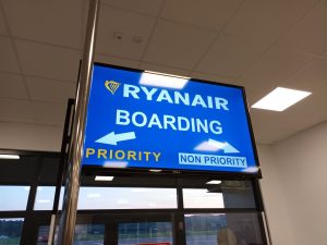 Ryanair-Screen am Flughafen Banja Luka (Foto: Robert Spohr).