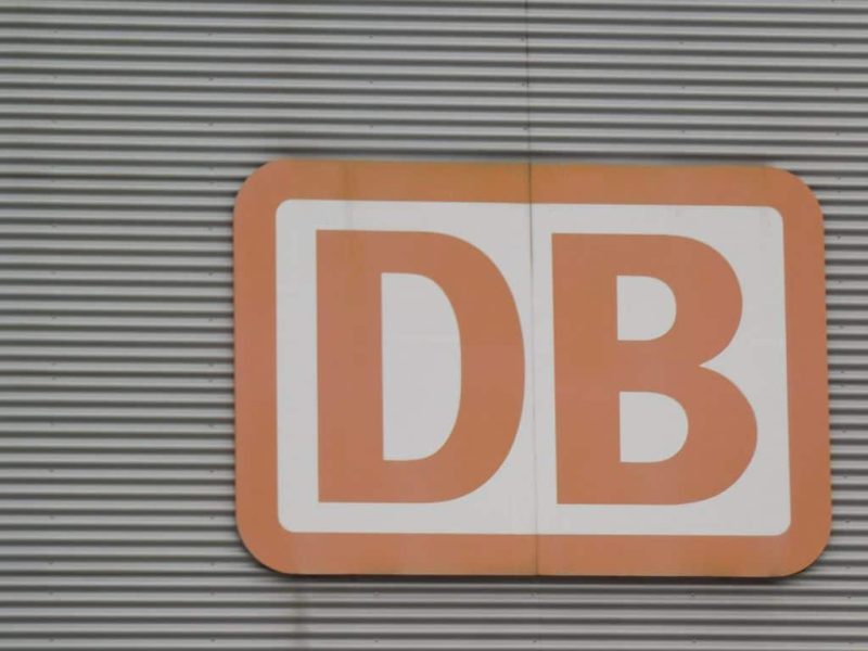 Logo der Deutschen Bahn am Flughafen Frankfurt am Main (Foto: Jan Gruber)