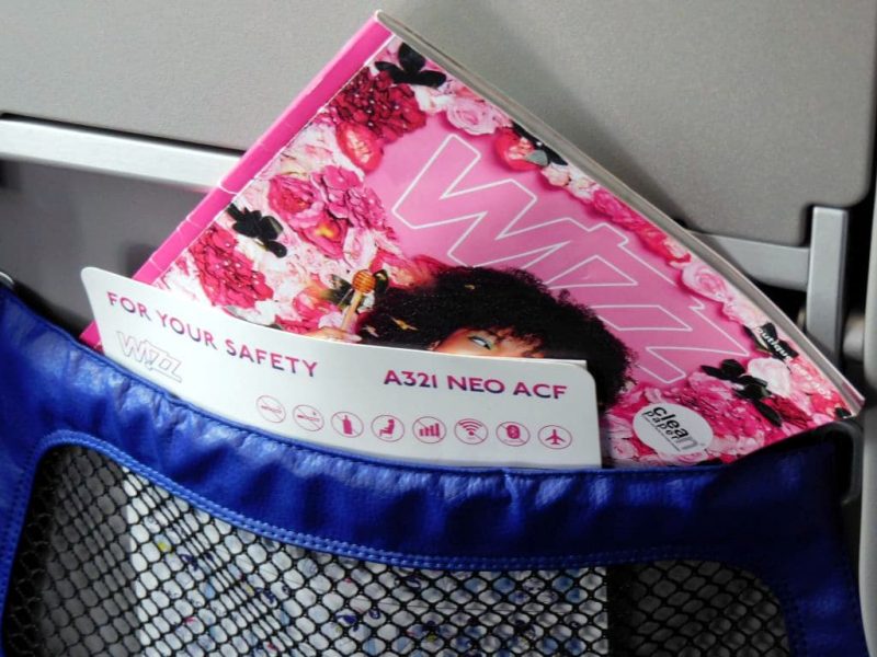Security card and on-board magazine in an A321neo from Wizzair (Photo: Jan Gruber).