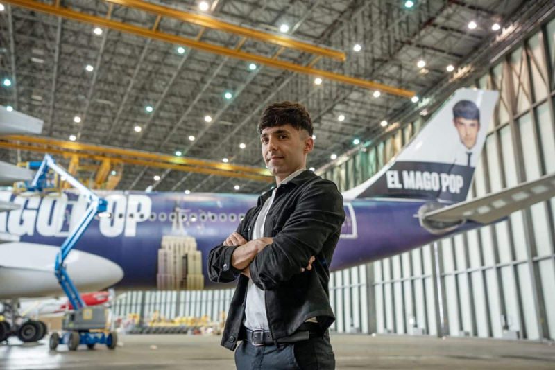 Antonio Diaz in front of an Airbus A330-300 (Photo: Level).
