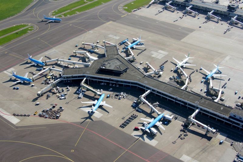 Transavia und KLM am Flughafen Schiphol (Foto: V1Images.com/Eddy Cuperus).