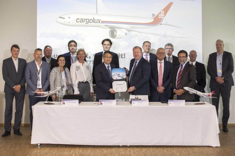 Contract signing (Photo: Cargolux).