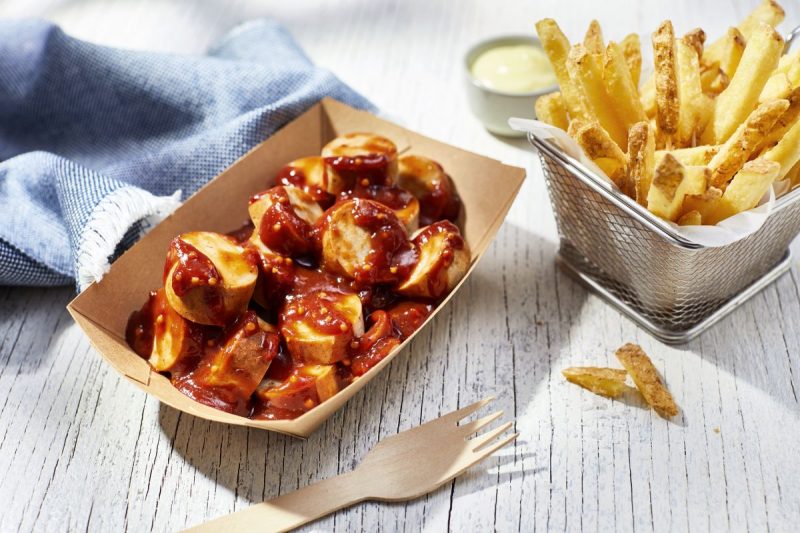 Currywurst und Pommes (Foto: Eurowings).