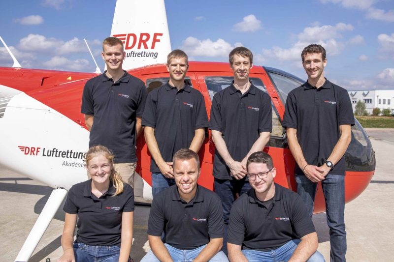 Die erste 7-köpfige Flugschülergruppe, die bei der DRF Luftrettung (Foto: DRF/Olga von Plate).