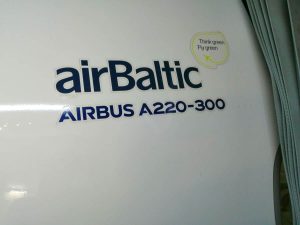 Air Baltic A220 Hinweis (Foto: Jan Gruber).