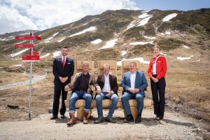 Inauguration of the wooden bench (Photo: Edelweiss Air).