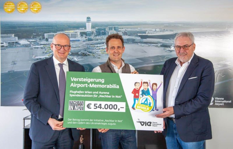 Julian Jäger übergibt den Spendenscheck (Foto: Flughafen Wien AG).