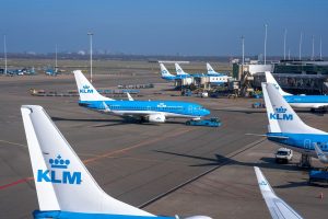 KLM am Flughafen Amsterdam-Schiphol (Foto: Unsplash/Aron Marinelli).