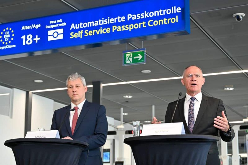 Innenminister Gerhard Karner und der rumänische Innenminister Cătălin Predoiu am Flughafen Wien (Foto: BMI/Jürgen Makowecz).