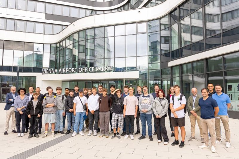 Die 24 neuen Lehrlinge an ihrem ersten Arbeitstag (Foto: Flughafen Wien AG).