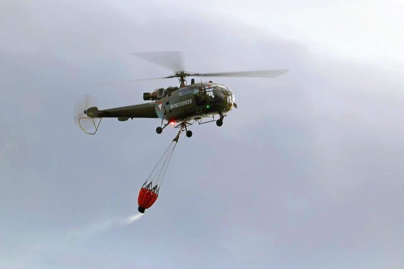 Army fire-fighting helicopters in action (Photo: Armed Forces/Albin Fuss).