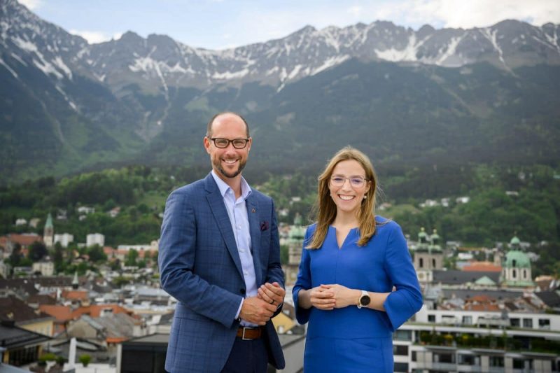 Mario Gerber, Obmann von Innsbruck Tourismus, mit der neuen Geschäftsführerin Barbara Plattner (Foto: Innsbruck Tourismus / Franz Oss).