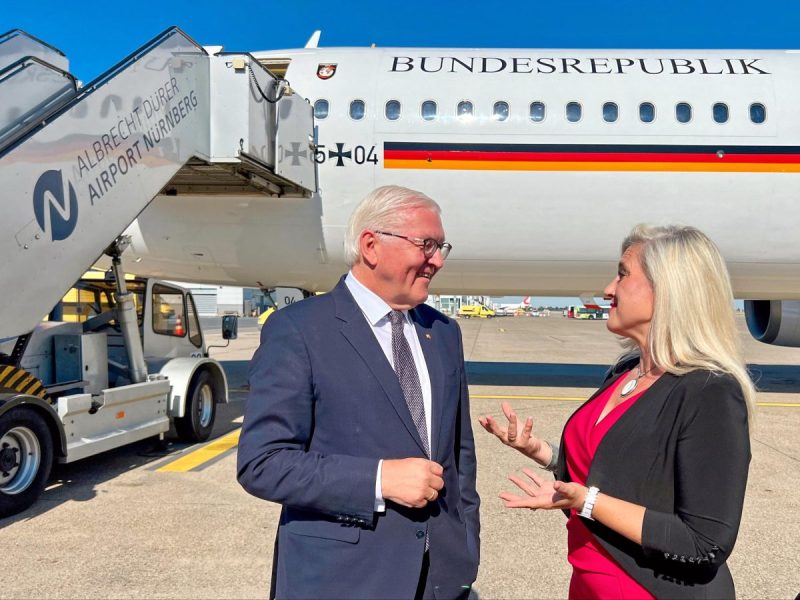 Bundespräsident Frank-Walter Steinmeier im Gespräch mit Staatsministerin Melanie Huml (Foto: Airport Nürnberg / Christian Albrecht).