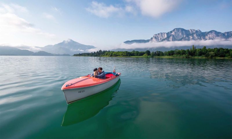 Ein Paar sitzt in einem Boot am See (Foto: Salzkammergut/Valentin Weinhaupl).