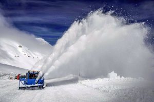 Snow clearing on the Großglockner High Alpine Road during the breakthrough at the Hochtor (Photo: www.neumayr.cc).