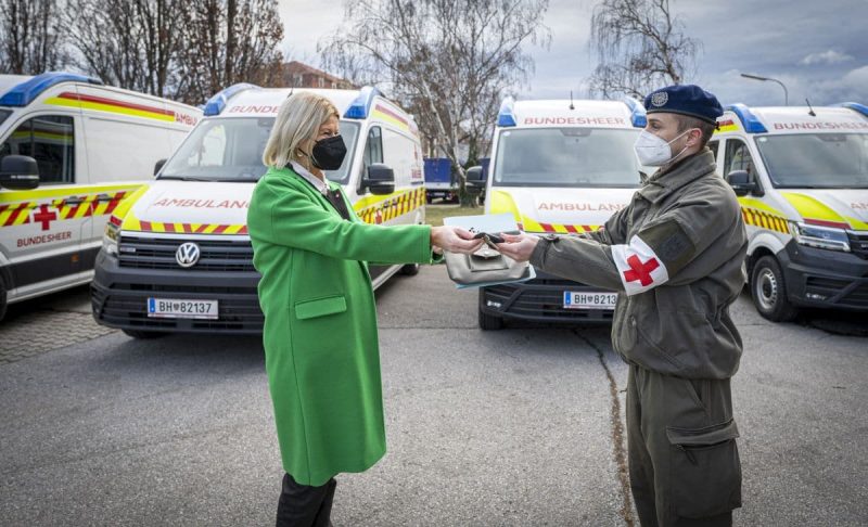 Handover of the ambulance (Photo: HBF/Carina Karlovits).