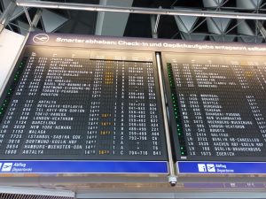 Anzeigetafel am Flughafen Frankfurt am Main (Foto: Jan Gruber).