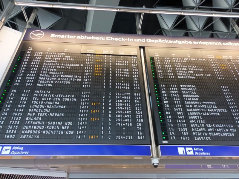 Anzeigetafel am Flughafen Frankfurt am Main (Foto: Jan Gruber).