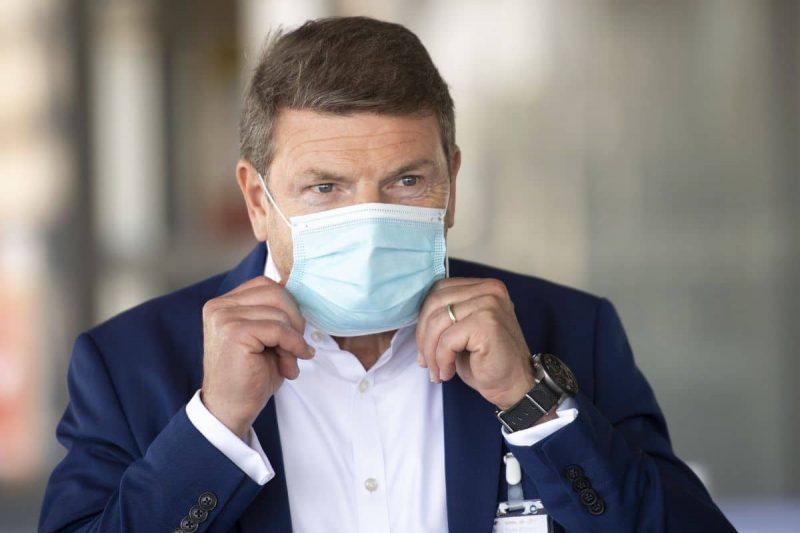 Jens Bischof, CEO of Eurowings, puts on mouth and nose protection during a press conference at Cologne / Bonn Airport. Cologne / Bonn Airport and the airline Eurowings provided information about extended health and hygiene standards.
