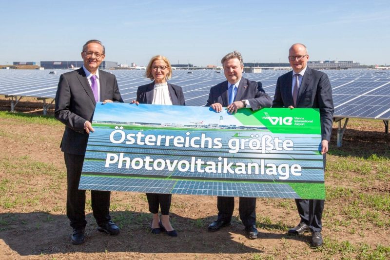 Commissioning of the photovoltaic system (Photo: Flughafen Wien AG).