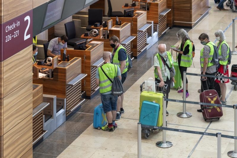From check-in to baggage claim: the extras play passengers (Photo: Berlin Airport).