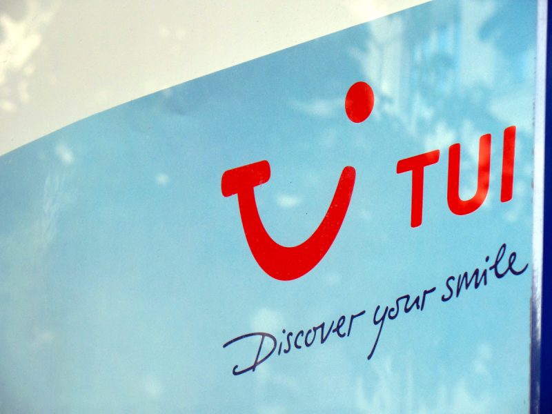 Tui-Logo in einem Schaukasten (Foto: Robert Spohr).