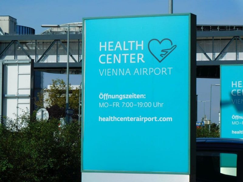 Health Center Hinweisschild am Flughafen Wien (Foto: Jan Gruber).