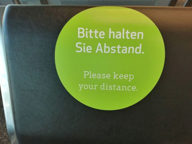 Distance notice at Stuttgart Airport (Photo: Jan Gruber).