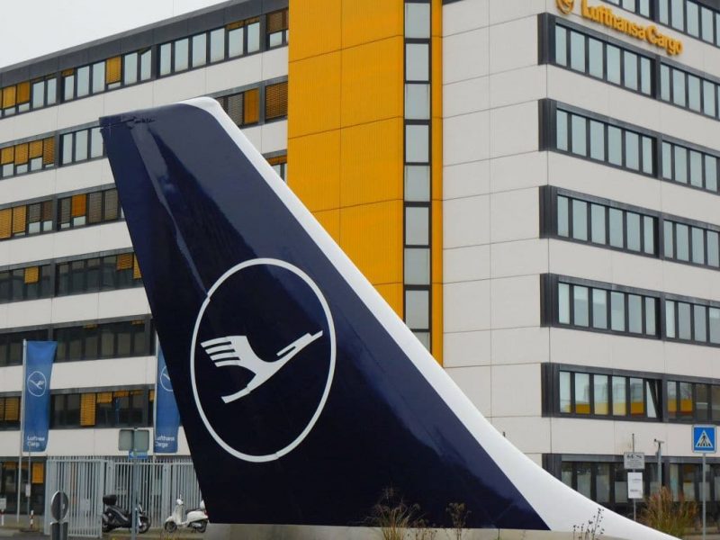 Lufthansa-Heckflosse am Flughafen Frankfurt am Main (Foto: Jan Gruber).