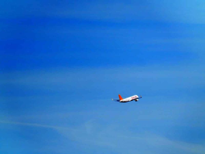 Airplane in the sky (Photo: Robert Spohr).