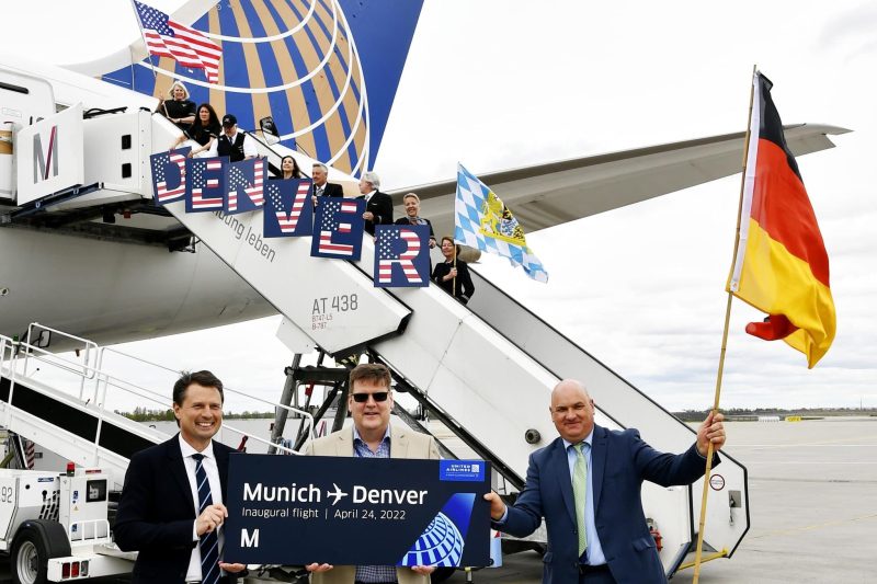 Die Crew des Erstfluges nach Denver (Foto: Flughafen München GmbH).