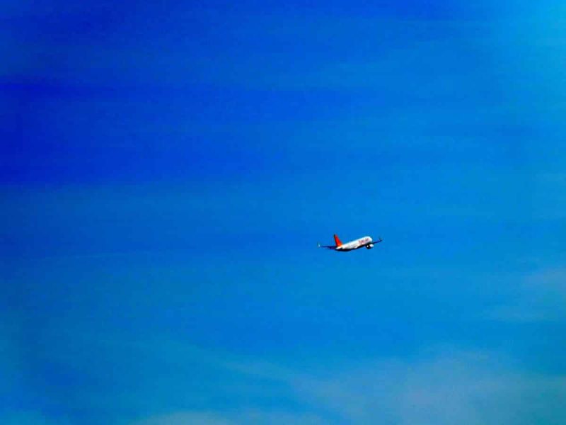 Flugzeug am Himmel (Foto: Robert Spohr).