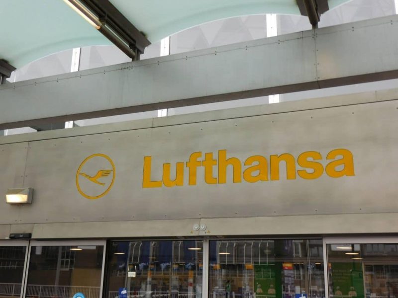 Lufthansa Logo am Terminal 1 des Flughafens Frankfurt am Main (Foto. Jan Gruber).