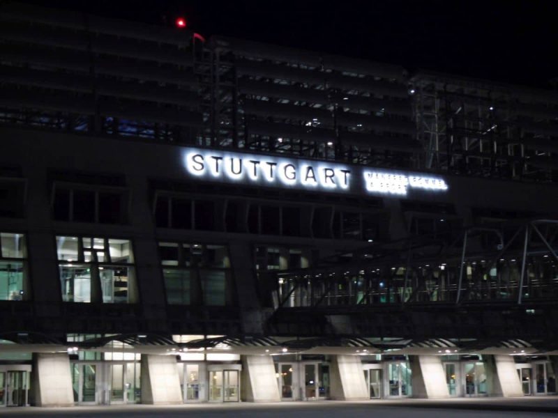Flughafen Stuttgart bei Nacht (Foto: Robert Spohr).