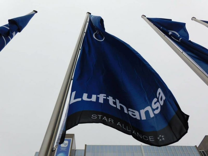 Lufthansa Flagge am Terminal 1 des Flughafens Frankfurt am Main (Foto. Jan Gruber).