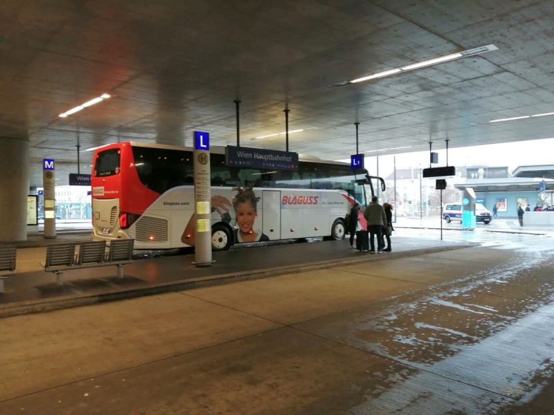 Bus nach Bad Sauerbrunn und Lutzmannsburg am Wiener Hauptbahnhof (Foto: Robert Spohr).