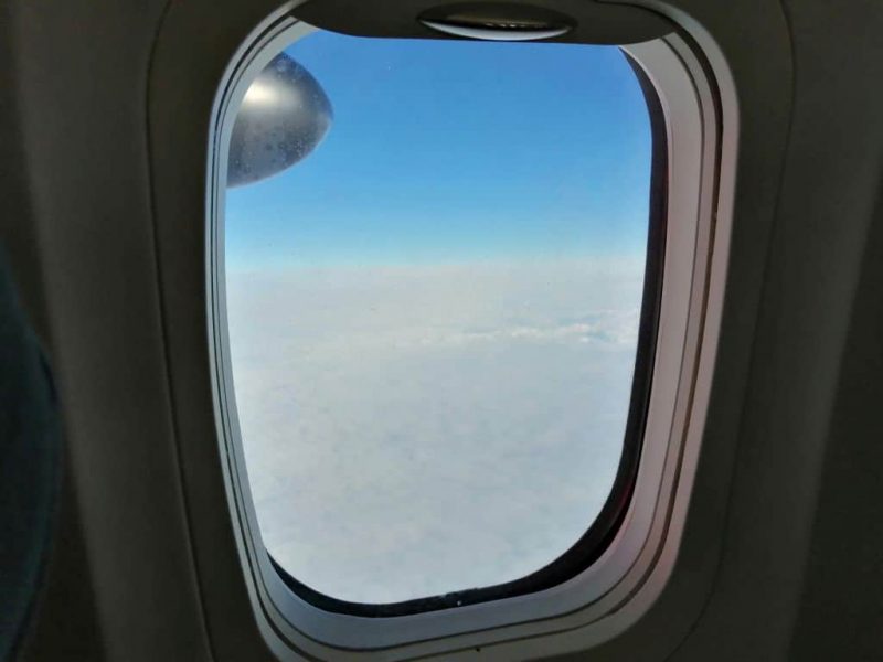 Blick aus dem Fenster einer DHC Dash 8-400 (Foto: Robert Spohr).