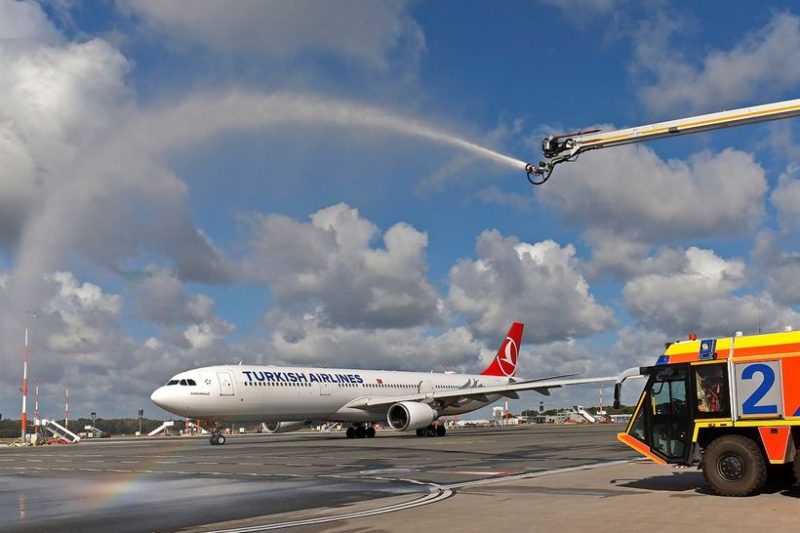 Der Hamburg Airport begrüßte feierlich einen Airbus A330 auf der Jubiläumsroute Istanbul - Hamburg (Foto: Airport Hamburg/Michael Penner).
