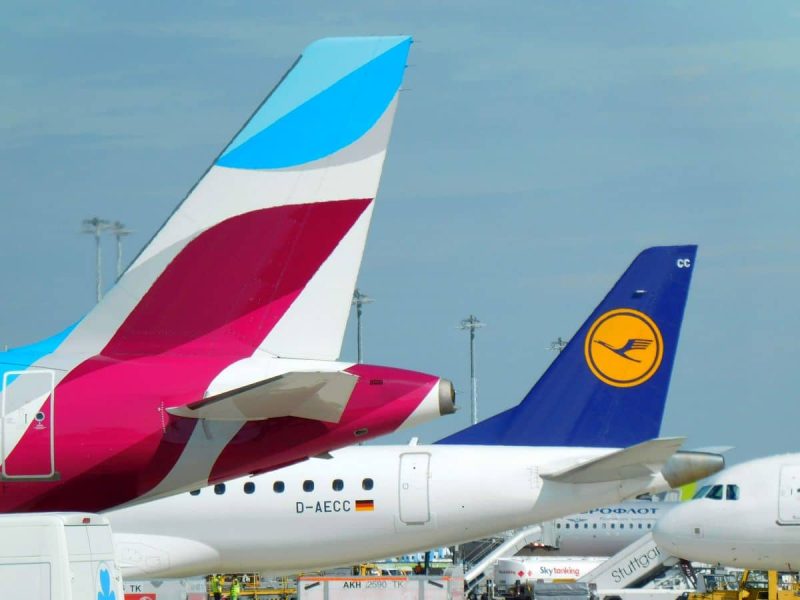 Tail fins from Eurowings and Lufthansa (Photo: Robert Spohr).
