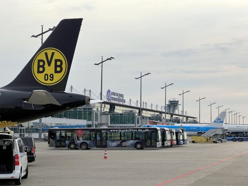 BVB Mannschaft landet in Nürnberg (Foto: Flughafen Nürnberg).